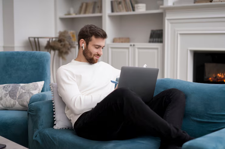 Homem trabalhando com laptop